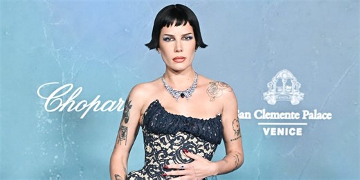 ライブ中に“体を触られた”人気歌手（31）、「スカートに手を…」映像拡散。公演後に放った「意味深な一言」とは