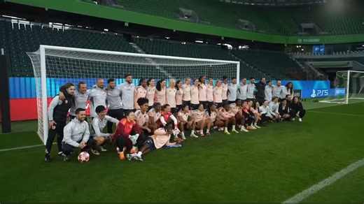 Apparently, Barcelona not only invented women's football but also team group photos. Keep an eye out tomorrow; maybe their schizophrenic fans will claim to have invented playing with 11 players on the field too, who knows…