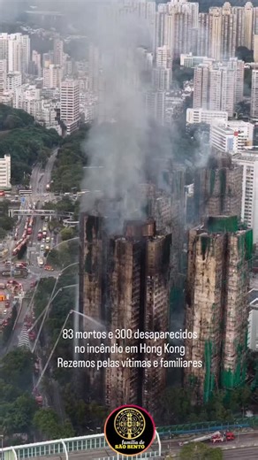 Família de SÃO BENTO on Instagram: "Um incêndio de grandes proporções atingiu diversos arranha-céus de um complexo residencial em Hong Kong na quarta-feira (26) e deixou 83 mortos e pelo menos 72 feridos, segundo a imprensa e autoridades locai. O fogo, o mais mortal na cidade em três décadas, continuava sendo combatido nesta quinta-feira (27), elo segundo dia consecutivo. Três pessoas foram presas suspeitas de envolvimento no incêndio. Quase 300 pessoas continuavam desaparecidas até a última atu