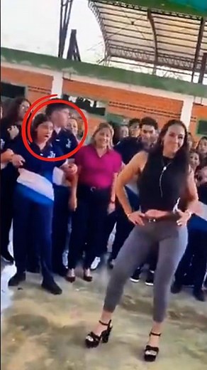 Maestra “perrea” en el patio de la escuela durante festejo del Día del Maestro