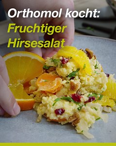 Bei sommerlichen Temperaturen ist dieser fruchtige Hirsesalat der ideale Begleiter zum Grillen, eignet sich aber auch perfekt als leichtes, gesundes Abendessen. Zutaten für 4 Personen: 250 g Hirse 500 ml Gemüsebrühe 2 ½ Orangen 2 Bio-Fenchelknollen 250 g Möhren 1 EL Olivenöl Salz Pfeffer 1 Msp. Kreuzkümmel 5 EL Apfelessig 70 g getrocknete Cranberrys 100 g Walnüsse 1 Bund glatte Petersilie Zubereitung: 1. Hirse in einem feinen Sieb unter fließendem heißem Wasser waschen. Hirse und Gemüsebrühe in 