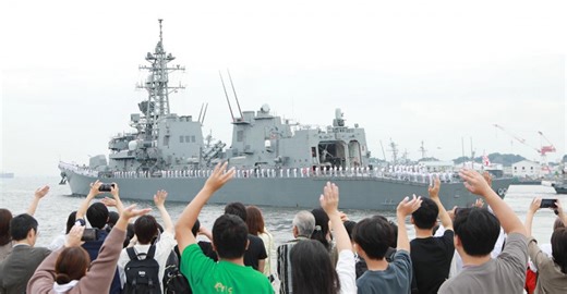 護衛艦「おおなみ」が横須賀を出港 ソマリア沖海賊に対処、５００人見送り 動画 | カナロコ by 神奈川新聞