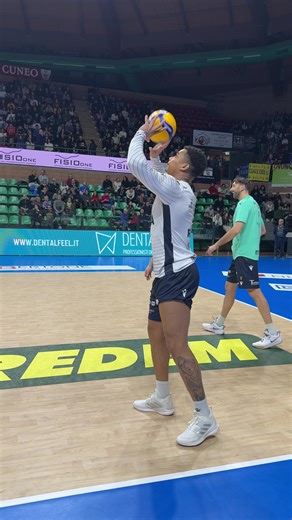 Video di Darlan Ferreira Souz (@darlanferreirasouza) su volleyball moments