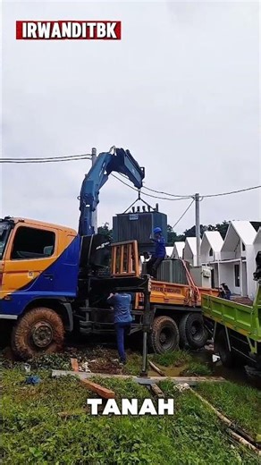 Mobile crane collapses while lifting transformer #shorts #crane #viral