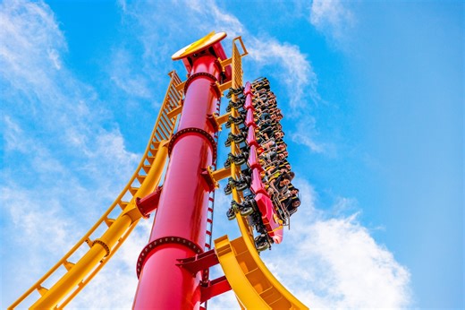 We're excited to experience THE FLASH: Vertical Velocity for the first time next week at Six Flags Great Adventure! 🤩 THE FLASH: Vertical Velocity stats include: Maximum height: 172 feet Maximum speed: 60 mph Number of launches: 7 Inversions: 4 Moments of negative gravity (“airtime”): 10 Length of track: 1,430 feet Height requirement: 48 inches Thank you to Vekoma Rides Manufacturing B.V. for sending through the stats and the attached video, we can't wait to experience this new roller coaster! 