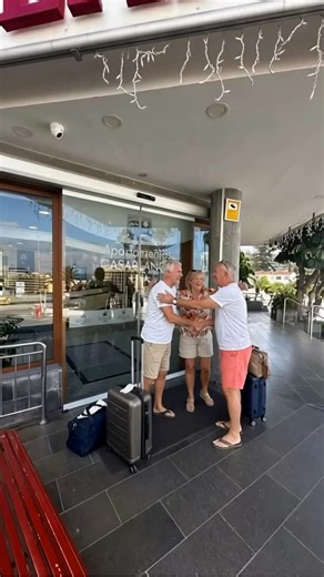 December at Casablanca Apartments is more than sunshine and rest. It’s sharing a place with people from different countries and ages. It’s exchanging traditions, laughter and new stories. It’s seeing familiar faces return, year after year, because Christmas feels different here. A Christmas Pa⏸se. You are the gift. Discover your Christmas pause. Book now from our profile or send us a DM. ⏸✨ Diciembre en Apartamentos Casablanca es mucho más que sol y descanso. Es compartir lugar con personas de o