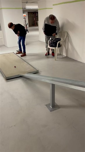 Hallen-Minigolf in Celle Bahn 4 Hochplateau: Fredericks zweiter Versuch mit einem H4 ähnlichem Ball. # | Minigolf TSV Kücknitz