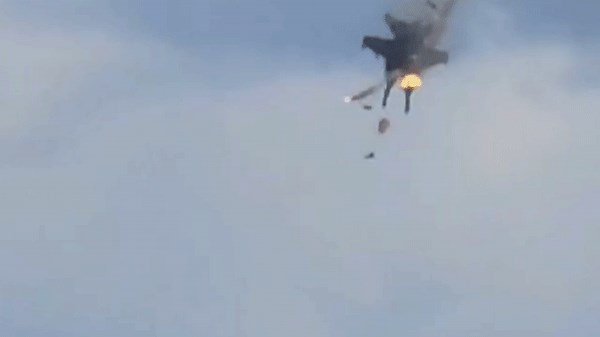 Video captures Navy jets colliding midair during Idaho air show