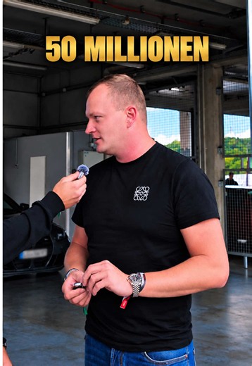 Stephan Hilmer ist Geschäftsführer eines mittelständischen Unternehmens mit 130 Mitarbeitern und 50 Millionen Euro Jahresumsatz und baut sich nebenbei ein eigenes Immobilienportfolio auf. Mittlerweile besitzt er bereits 18.000 Quadratmeter vermietbare Fläche. Das Spannende an dem Interview ist, dass er über das Mehrkontenmodell spricht. Dabei wird das Geld auf verschiedene Budgets aufgeteilt, wodurch man seine Ausgaben besser im Blick hat, Geld zurücklegen und dieses langfristig wieder investier