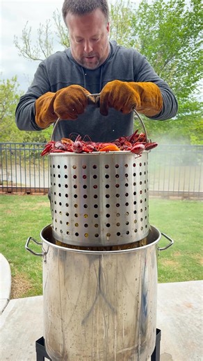 Crawfish boil #cookingintheyard #partyfood | Cookingintheyard