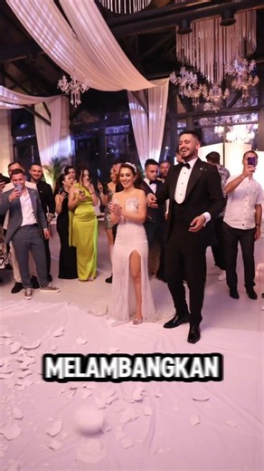 The Greek tradition of breaking wedding plates #facts