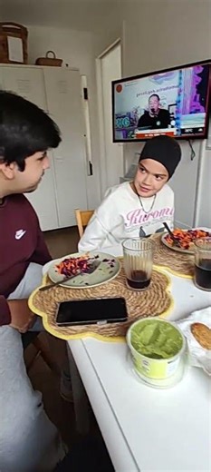 Almorzando con Luka , EMI y Elena en casa viendo el mañanero RVG