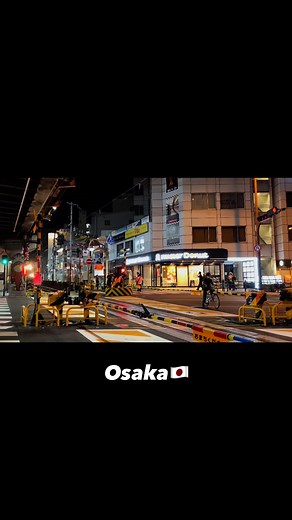 Osaka, Japan🇯🇵 Super Rail Cargo heading from Osaka to Tokyo. *Super Rail Cargo(M250) The M250 series is a freight electric multiple unit (EMU) train type operated by Japan Freight Railway (JR Freight) in Japan. #Japan #osaka #train #trainspotter #trainspotting #trainstagram #railway #railways #railroad #railstagram #train_worldwide #railways_worldwide #railways_of_japan #japantrain #train_vision #freighttrain #locomotive #wag12 #onlyinjapan #explorejapan 大阪環状線福島駅 浄正橋踏切 大阪（安治川口）を出発し、東京に向かうスーパーレ