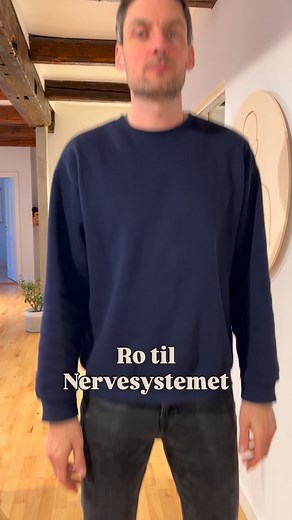 Simpel øvelse til at få ro på nervesystemet. Små hop på stedet, imens du slipper spændinger i skuldre, arme, hænder. Prøv desuden at give slip på tanker og bekymringer når du lige så stille hopper derudad. Brug 1-2 minutter på øvelsen. Slut eventuelt af med at flytte vægten fra side til side eller frem og tilbage på foden. Måske dit nervesystem siger ‘tak for hjælpen’ Kh Thomas #smertefysioterapeuten #smerter #pain #nervesystem #nervoussystem | Smertefysioterapeuten