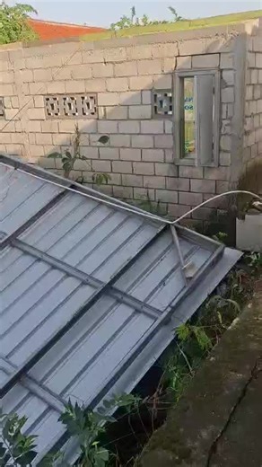 Kondisi Warung di Ponorogo Terkena Angin Kencang