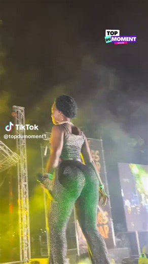 Why are they throwing things to hit her ass? By the way the ass soft tho 🥲🥲