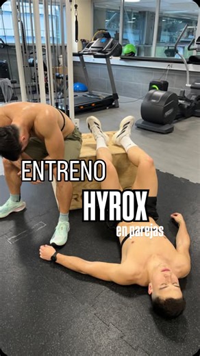 Fidel Gonzalez | Lifestyle | Entrenamiento Híbrido on Instagram: "Entreno HYROX EN PAREJAS: -400m RUN (3’45”) -Zancadas 28kg (el tiempo que tarde el otro en acabar de correr) -400m RUN (3’45”) - Farmer walk ( 28kg each) -400 m RUN (3’45”) - Burpees to box. @hyroxesp @hyroxsui Esta es nuestra presentación para ser vuestros embajadores a futuro 👀, haremos sub60’ en HYROX BCN 2026. Acuérdate de nosotros."
