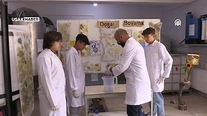 Uşak Türkiye Odalar ve Borsalar Birliği Mesleki ve Teknik Anadolu Lisesi'nde 5 yıldır görev yapan kimya öğretmeni Yağız Kara, Uşak halısının solmayan renklerinden etkilenerek öğrendiği doğal boyama tekniğini öğrencilerine öğreterek, insan ve çevre sağlığı için doğal boyamanın yaygınlaşmasını amaçlıyor. | Uşak Haber