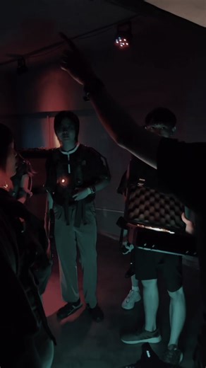 Initializing : HACKER💻🕹️ โหมดที่จะทำให้ทุกคนปกป้อง RUSH B ไปด้วยกัน! 🧯 ตื่นเต้น ระทึก และวางแผนกันหนักขนาดไหน ตามมาสนุกกับโหมด HACKER และโหมดอื่นๆอีกมากมายได้ ที่ RUSH B LASER GAME! ไม่มาถือว่าพลาดมากกกกกก มาเป็น HACKER และ S.W.A.T แบบสมจริงกันเถอะ!👮🏻🔫💻 #rushblasergame #lasergame #กิจกรรมวันหยุด #fakeguns⚠️ #activity #ร้านยิงปืนเลเซอร์ #กิจกรรมครอบครัว #กิจกรรมในกรุงเทพ #หาอะไรทําแก้เบื่อ #พิกัดลับกรุงเทพ