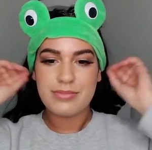 335K views · 1.1K reactions | Shaving your face gets rid of dead skin and also peach fuzz so your makeup will lay more beautifully! "I left my makeup on for the shaving part so you can see my peach fuzzies more clearly than if I were to use nothing!" Albolene Beauty Moisturizing Cleanser The Pore Cleaner Dr Jart Hydration Lover Rubber Mask Lip Gloss and Crayons 24k Gold Elixir By: @doniellecampopiano | HYGO Pretty | Facebook