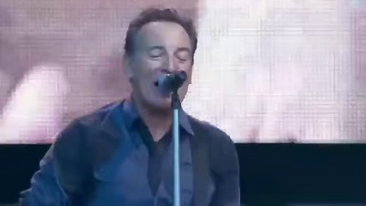 Bruce Springsteen 💗 You Never Can Tell (2013) Composer > Chuck Berry (1964) Text in English and Portuguese 👇🏿 Texto em inglês e português 👇🏿 ----------------------------------------------------------------- Seria apenas mais um show do estadunidense Bruce Springsteen, acontecendo em julho de 2013 na cidade alemã de Leipzig, até que um fã manda um cartaz pedindo uma música chamada "You Never Can Tell", do também americano Chuck Berry! Bom, quem é músico sabe o quanto é complicado sair do scr