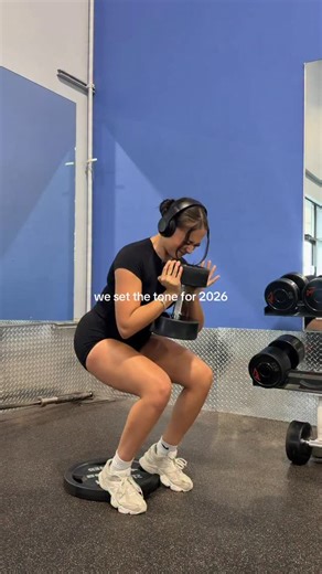 Valeria Anaya on Instagram: "My legs were on 🔥 My workout program is in my bio to join!!🔗 starting march 2nd 🫶 wearing @dfyne.official dc: VAL #legday #legworkout #gymmotıvatıon #gymgirl #gymreels"