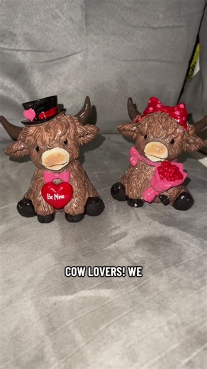 Super cute cows! There are so many different holiday moos in the link ! #cowlover #highlandcow #countrychic #cowdecor