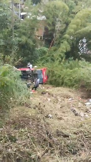 Bus que perdió el control y terminó en el abismo de Santa Elena, Medellín Prensapaisa.com La mañana transcurría sin mayores novedades en la vía que conduce al corregimiento de Santa Elena, pero en el sector Media Luna todo cambió en cuestión de segundos. Un bus de servicio público, que descendía por este corredor de montaña, perdió el control en una de las curvas más exigentes del trayecto y terminó protagonizando una de las emergencias viales más impactantes de la jornada. Testigos relatan mome