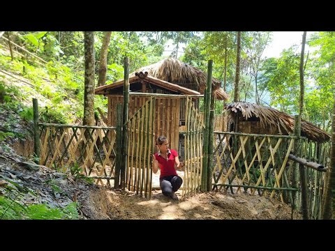 The girl designed a bamboo fence and bamboo gate.