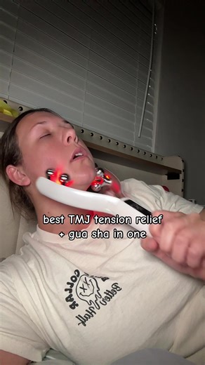 Relieving my tmj pain, encourages lymphatic drainage has red light therapy 🥰🥰 #tmj #massage #guasha #lymphaticdrainage #redlighttherapy Face massager for tmj relief. Red light massager for face. Lymphatic drainage for face.