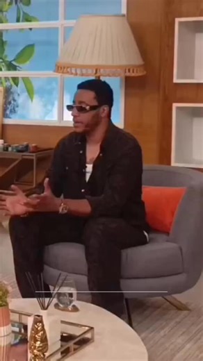 Diário Vip on Instagram: "O cantor angolano Anselmo Ralph, que se prepara para o grande concerto “Praça do Amor”, foi um dos convidados do programa Grandes Manhãs, onde participou numa conversa aberta e reflexiva sobre a fama e a sua influência ao longo da carreira. Durante a entrevista, o artista destacou que a sua principal orientação sempre foi Deus, sublinhando a importância da humildade e do equilíbrio emocional perante o sucesso. Segundo Anselmo Ralph, manter os pés no chão é essencial par