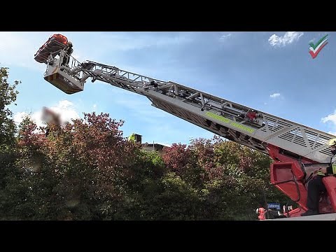 [Rettung mit der Drehleiter] Dachdecker in abgedecktes offenes Dach gefallen und schwer verletzt