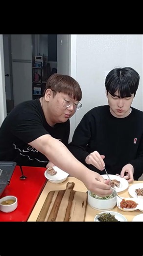 Park Doo-sin, devouring pork belly (ft. Khan & Rascal)