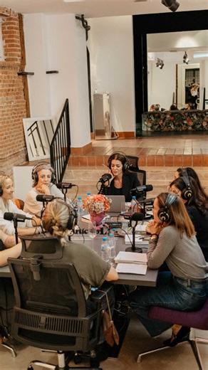 La Ciudad de las Damas on Instagram: "En nuestro noveno capítulo de La Ciudad de las Damas, Ángeles Caso habla de Olympe de Gouges (1748 – 1793), una de las figuras más destacadas del pensamiento feminista y político durante la Revolución Francesa. Se atrevió a redactar la Declaración de los Derechos de la Mujer y de la Ciudadana (1791), un texto pionero en la historia del feminismo. Y le cortaron la cabeza. Gracias a las dos. Escucha nuestro podcast 🎙️en el link en BIO ☝️ #escritoras #clubdele