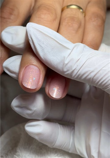 Essa aplicação foi feita no molde, e olha isso… o lixamento que precisa ser feito é mínimo. Na maioria dos meus atendimentos, eu utilizo apenas duas brocas em mesa: essa de cerâmica, gramatura azul, e a 718, que eu uso na área da cutícula e nos acabamentos. Também utilizo a lixa 100/180… e vejam como o processo é simples e prático. Eu já deixo o formato pré-definido com o lixamento mecânico e venho apenas refinando com a lixa. Olha esse lixamento… que acabamento perfeito. Esse gel é o Diamond Gl