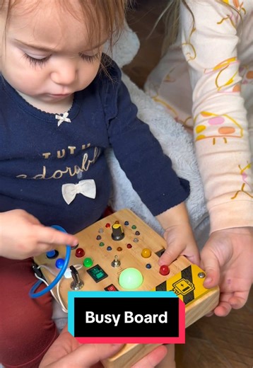 Screen free busy board - perfect for car rides and working on fine motor skills <3 #babiesoftiktok#toddlersoftiktok#finemotorskills#busyboard#screenfreeplay