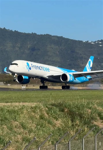 A350-1000 F-HMIB Long Flare Crosswind Landing Reunion Island