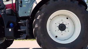 Patrick fährt den STEYR IMPULS CVT 🚜🙋 Der STEYR Impuls CVT ist ein neues Mitglied der CVT Familie mit 3 Modellen und hocheffizienten Motoren. Was der Impuls CVT alles drauf hat und wie er sich bei der Testfahrt verhält, das schaut sich STEYR Experte Patrick genauer an. Auch du solltest ihn am besten selbst mal fahren 👉 | landwirt.com