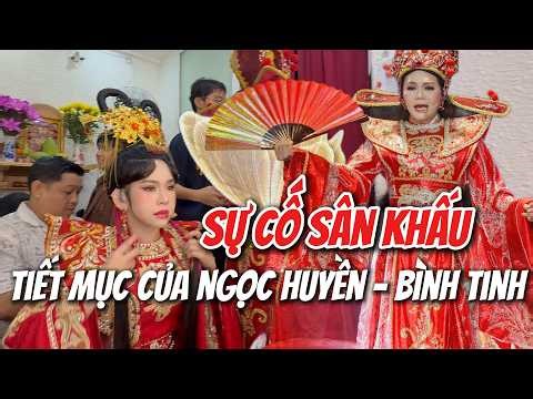 Ngọc Huyền - Bình Tinh trong cánh gà vừa cười vừa lo với một sự cố nhỏ của tiết mục Mạnh Lệ Quân