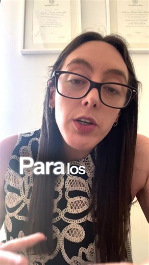 ADOS-2 y falsos positivos. Hablamos sobre por qué no realizamos el ADOS-2 en nuestra práctica clínica. Explicamos que aunque es una excelente prueba, se está usando incorrectamente como herramienta de diagnóstico diferencial cuando fue diseñado para otra función. Compartimos estudios que muestran tasas de falsos positivos del 34-37%, ya que condiciones como ansiedad severa, psicosis, depresión y trauma también generan dificultades de comunicación social. Enfatizamos que el ADOS-2 debe ser la últ