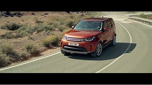 De All-New Discovery beschikt over verschillende, actieve bestuurderondersteunende systemen voor extra prestaties en veiligheid. Cornering Brake Control remt bepaalde wielen heel lichtjes af om de stabiliteit in bochten te verbeteren. Ga naar http://bit.ly/2ffgVyv voor meer informatie. | Range Rover
