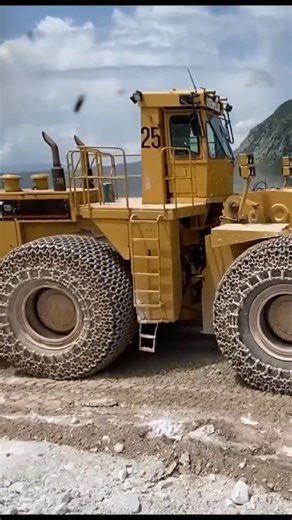 When the rock is heavy… but the 992D still says ‘watch this.💥🟡 #CAT992D #LoaderLife #HeavyDutyPower #OperatorSkills #HeavyEquipment #fblifestyle | HeavyBuild Project