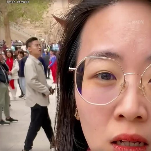 🇨🇳 女孩分手三年，故地重游，回过头却发现恰似故人来。 🇬🇧 Three years after the breakup, the girl revisited the old place, only to find a familiar figure returning. 🇨🇳 可他早已成家，女孩只能哭着逃离。尘封的心泛起波澜： 🇬🇧 But he had already started a family, and she could only flee in tears. Her sealed heart was stirred once more: 🇨🇳 「为什么陪你到最后的不是我？」 🇬🇧 „Why wasn't it me who stayed with you until the end?“ 🇨🇳 看着喜欢了8年的前男友娶了别人，真的很窒息。 🇬🇧 Watching the ex-boyfriend she loved for eight years marry someone else was truly suffocating. 🇨🇳