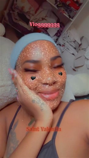 La vidéo est longue 🎉🎉Je casse pas trop le corps la saint Valentin car des cadeaux tu m’en donne à tout moment et mon anniversaire suit aussi février mais merci de toujours rendre ça beau 😍 On vit l’amour tous les jours, mais le 14 est cette journée dédiée à l’amour. ❤️ Merci à mon partenaire des hauts et des bas, eh types, on a encore célébré l’amour en ce jour. Merci pour ses attentions, ses moments, ses instants-là. Je te vois te débrouiller pour subvenir à mes besoins; oui, pour moi tu re