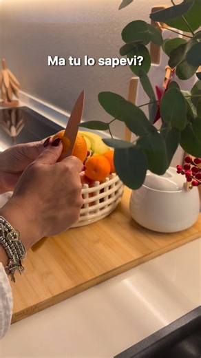 SALVA FALLO E CONDIVIDI CON CHI VUO!!!! Trucco naturale per profumare casa, ti basta solo: Un bruciatore e metti Un goccio d’acqua e buccia di mandarino o d’arancia fresca. Scalda a fuoco basso e lascia che il profumo faccia la magia. In pochi minuti, la tua casa si riempirà di una fragranza calda, rilassante e accogliente... LO CONOSCEVI? #consigli #tipscasa #ideecasa | Lo Stile di Alma