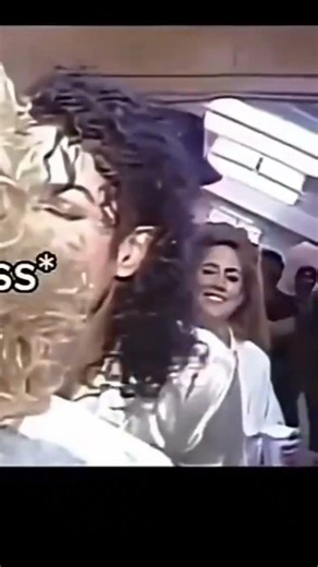 That sweet backstage moment… when Michael Jackson kissed Mary Hart and couldn’t stop smiling 🥹💫