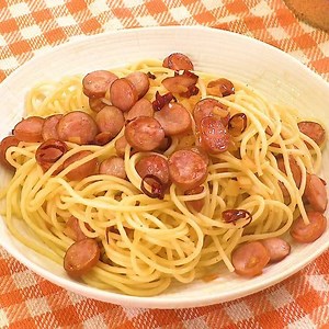 カリッとジューシー♪ カリカリソーセージのペペロンチーノのレシピ動画・作り方 | デリッシュキッチン