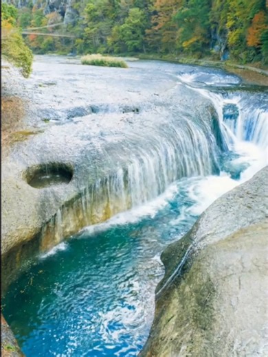 群馬にある「吹割の滝」は、東洋のナイアガラとも呼ばれるパワースポット。豪快な水音に包まれると、不思議と心が軽くなるよ。 夜は老神温泉の「仙郷」で、とろりとしたお湯に浸かって、ぐっすり眠ってみてね🌙 You worked hard today. Here is a special place just for you to rest your soul.