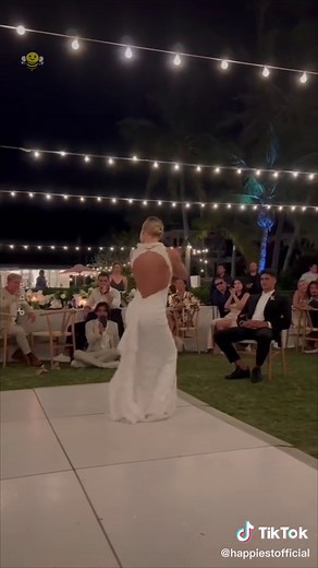 Bride and friends perform heartfelt hula dance at wedding 👰🏼‍♀️ (@Jenna Bleu) #huladance #hawaii #wedding #bride #bridemaids #dance #fyp #foryoupage