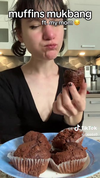 Muffins Mukbang with My Mom: A Fun Eating Show